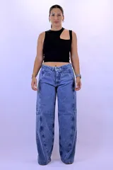 Pantalón de jean azul de corte ancho (baggy/wide leg) con costuras marcadas en el frente de las piernas, simulando un estilo cargo. Tiro medio/alto.