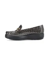 Mocasín de cuero charol negro con plataforma blanca y detalle de hebilla metálica plateada en el empeine.
