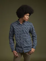 Camisa de hombre con estampado de flores en tonos azules y negros, de manga larga y corte regular.