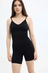 Body color piel con breteles finos y corte short.