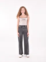 Musculosa rosa con estampado frontal de un girasol y tirantes finos.