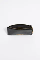 Monedero tarjetero negro con textura de cocodrilo brillante y cierre de cremallera dorada.