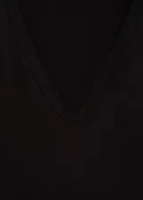 Remera negra de manga corta con cuello en V.