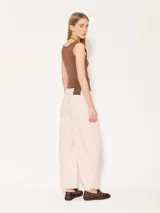 Pantalón ancho color rosa, confeccionado en algodón, con cinco bolsillos y largo al tobillo.