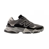 Championes urbanos New Balance modelo 9060, color gris con detalles en negro y blanco, confeccionados en gamuza y malla, con logo "N" característico en los laterales y entresuela con amortiguación.