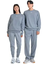 Buzo Under Armour Rival Fleece Crew de hombre, color azul marino, con logo pequeño bordado en el pecho.