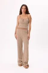 Pantalón capri de tejido suave rayado, tiro medio y pierna ancha.