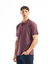 Polo de algodón color verde, con cuello tipo polo y corte regular, ideal para looks casuales.