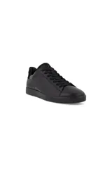 Zapatilla negra de estilo deportivo con diseño minimalista y cierre de cordones.