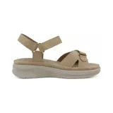 Sandalia de plataforma color beige, con tiras anchas cruzadas en el empeine y tira de ajuste en el tobillo, todas con cierre de velcro. La suela es gruesa y texturizada.