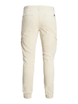 Pantalón cargo color beige con cierre de cremallera y bolsillos laterales.