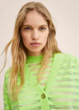 Cardigan corto color verde lima con rayas horizontales transparentes y botones marrones.