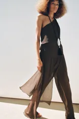 Top marrón oscuro con textura, escote asimétrico y tirante ancho ajustable con lazada en el mismo tejido.