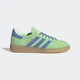 Championes Adidas modelo Handball Spezial con empeine de ante premium en color verde menta y detalles de cuero en color violeta. Presenta las icónicas tres tiras laterales, suela de goma color caramelo y cierre mediante cordones.