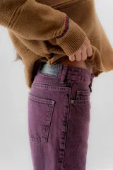 Pantalón jean de tiro medio color negro, corte mom, con bolsillos delanteros y traseros. Largo hasta el tobillo. Confeccionado en algodón 100%.