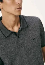 Chomba manga corta color gris con cuello clásico y tapeta de dos botones.