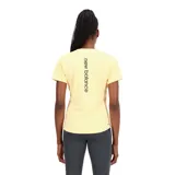 Remera deportiva color amarillo claro, de manga corta y corte atlético.