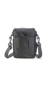 Morral negro de nylon con tapa y presilla con broche plástico. Tapa de apertura superior con bolsillo posterior de rejilla. Incluye bolsillos internos y correa larga regulable.