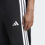 Pantalón de jogging Adidas Essentials con corte clásico, color negro con tres rayas blancas a los costados, cintura elástica con cordón de ajuste, bolsillos frontales y logo bordado.