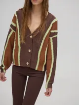 Cardigan corto de punto color verde oliva con rayas verticales en verde oscuro y lila. Tiene escote en V, mangas largas y botones al frente.