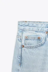 Pantalón de jean celeste de corte wide leg, tiro alto y largo hasta el tobillo.