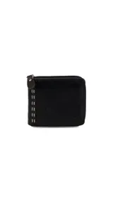 Billetera negra de símil cuero con cierre perimetral, doble compartimento para billetes, tarjetero integrado y bolsillo interno para monedas.