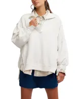 Buzo ancho color blanco con cuello polo y costuras al revés.