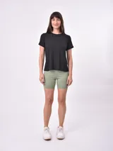 Remera blanca de mangas cortas y corte clásico.