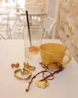 Anillo dorado con diseño irregular y macizo.