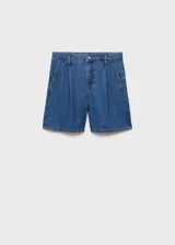 Short de jean azul de tiro medio, con pinzas delanteras, bolsillos laterales y cierre frontal con cremallera y botón.