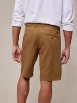 Bermuda de algodón y lino color beige, corte chino.