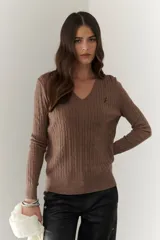 Sweater de punto marrón con escote en V y mangas largas.