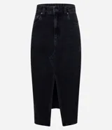 Falda midi de jeans color negro, de corte recto, con bolsillos delanteros y traseros, abertura frontal y cierre con botón y cremallera.