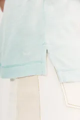 Remera negra de algodón peruano, con calce relajado, mangas cortas y escote en V pronunciado.