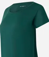 Remera lila de microfibra con escote redondo y mangas cortas.