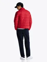 Campera acolchada roja de Tommy Hilfiger, con cuello alto y cierre de cremallera. Cuenta con dos bolsillos laterales con cremallera y logo bordado en el pecho.