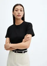 Camiseta negra de algodón, con cuello redondo y mangas cortas.