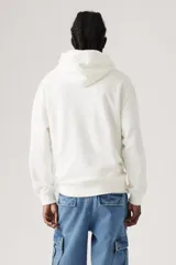Buzo hoodie color crema de Levi's con estampa frontal de la marca en azul y marrón. Tiene capucha con cordones ajustables y bolsillo tipo canguro. Corte holgado.