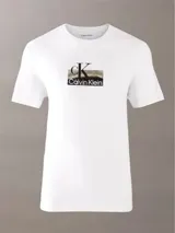 Remera blanca de algodón con cuello redondo y logo de Calvin Klein estampado en el pecho.