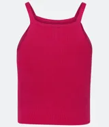 Blusa corta de tirantes finos, color fucsia, con textura acanalada y cuello halter.