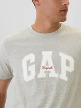 Remera negra de algodón con logo GAP estampado en blanco en el pecho.