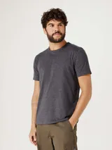 Remera negra de manga corta con corte ajustado.