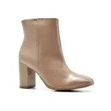 Bota corta de charol negro con taco cuadrado y punta redondeada.