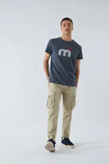 Pantalón cargo color marrón, corte slim, con cierre y botón en la cintura, pasacintos y bolsillos cargo con botones.