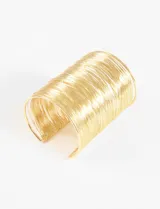 Pulsera rígida plateada con diseño de múltiples vueltas de alambre fino.