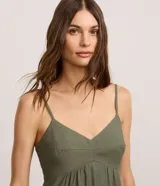 Vestido largo color verde oliva, de crepé con escote corazón, breteles finos ajustables y lastex en la espalda.