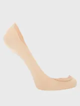 Calcetín invisible de tejido de punto color beige, diseñado para usarse con zapatos cerrados o mocasines.