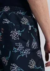 Short de baño blanco con estampado de hojas negras.