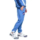 Pantalón de jogging celeste con puños ajustados, escudo del Club Nacional de Football y logo de Umbro.