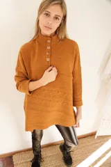 Sweater color ocre de lana de cordero con cuello alto abotonado y calce oversize.